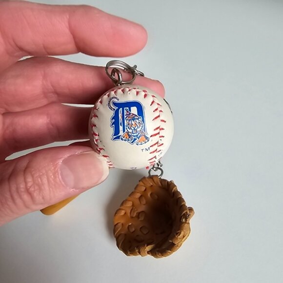 Baseball MLB 1993 Glove and Bat Keychain Set - Picture 6 of 13